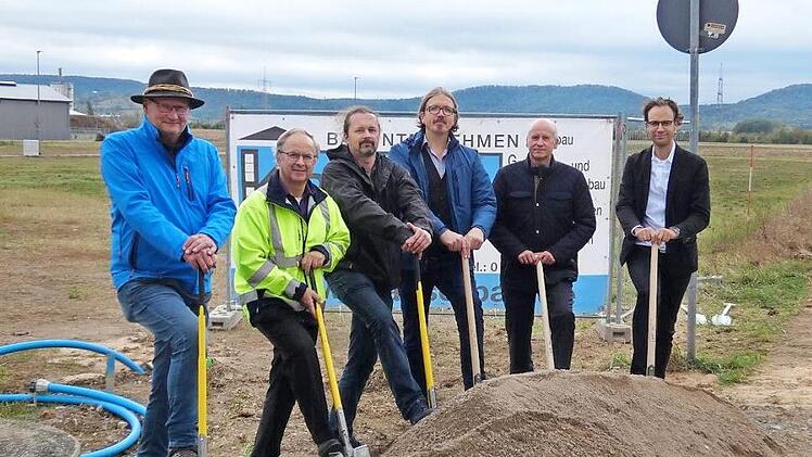 Den offiziellen Spatenstich zum Neubau einer staatlich gef&ouml;rderten Wohnanlage in Knetzgau vollzogen (von links) Norbert Krauser (Gesch&auml;ftsf&uuml;hrer der Baufirma Krauser GmbH), Martin Mantel (Bauamt der Gemeinde Knetzgau), bauleitender Architekt Jan Schrepfer (K & U GmbH), Markus Kuhn (Gesch&auml;ftsf&uuml;hrer K & U GmbH), B&uuml;rgermeister Stefan Paulus und Regierungsbaumeister Matthias Noll.  Foto: Christian Licha
