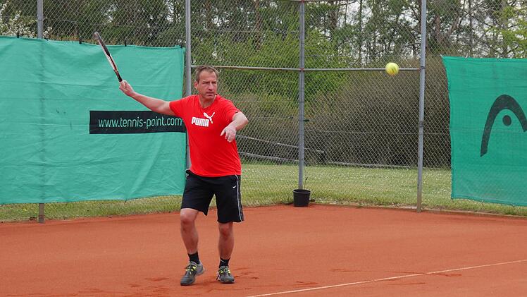 Tennisspieler Marco Bauer bereitete sich am Dienstagvormittag auf dem Gelände des TSV Maßbach auf die dortigen Landkreismeisterschaften am Wochenende vor. Foto: Rebecca Vogt