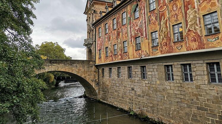 Bamberg: Abtauchen f&uuml;r den "Br&uuml;cken-T&Uuml;V&ldquo; - Taucher untersuchen Br&uuml;ckenpfeiler