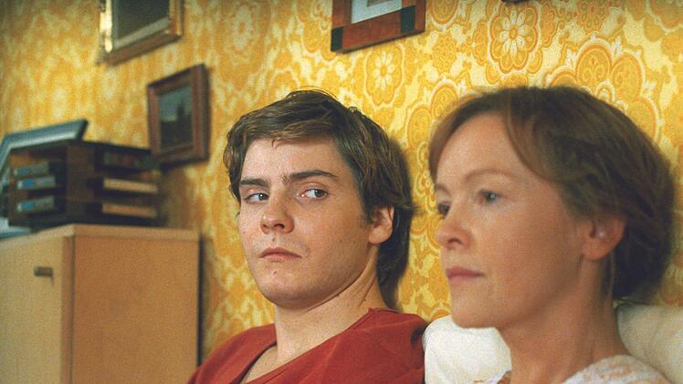 Alex' (Daniel Br&uuml;hl) Mutter Christiane (Katrin Sa&szlig;) ist aus dem Koma wieder erwacht und ahnt noch nichts von dem Ende der DDR.