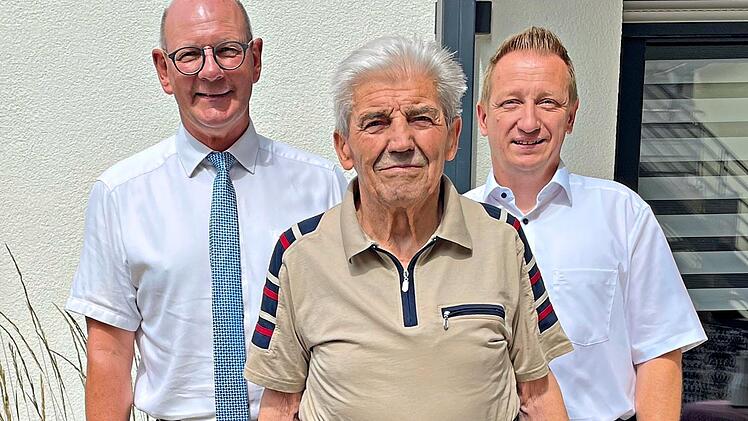Unser Bild zeigt August Knoblach an seinem 90. Geburtstag mit Vize-Landrat Thomas Stadelmann (links) und B&uuml;rgermeister Andreas F&ouml;sel (rechts). G&uuml;nther Geiling