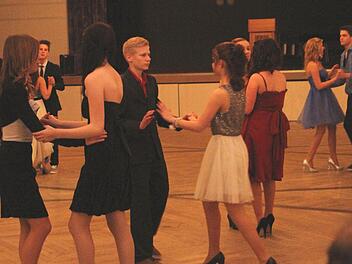 Klara Weiß und Fabian Benkert (rechts hinten) sieht man ihre Tanzbegeisterung direkt an. Foto: gg
