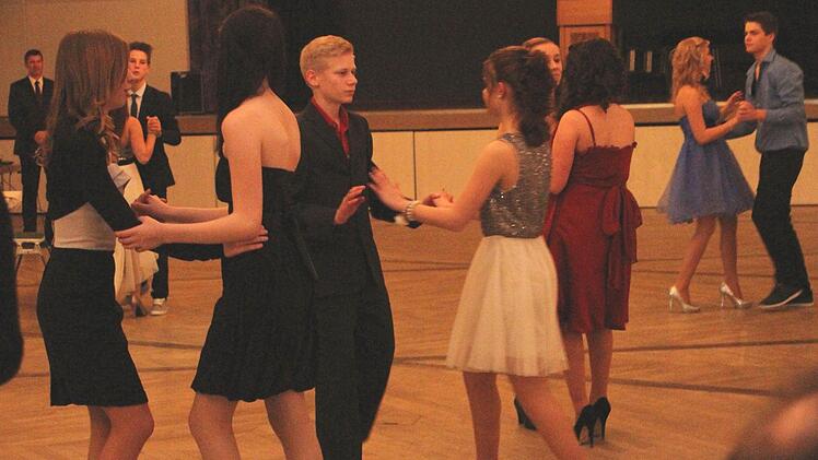 Klara Weiß und Fabian Benkert (rechts hinten) sieht man ihre Tanzbegeisterung direkt an. Foto: gg