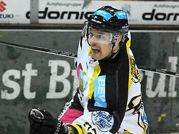 Dennis Thielsch jubelt nach seinem Ausgleich zum 1:1. Es dauerte bis ins Schlussdrittel, ehe der EHC Bayreuth gegen den EC Pfaffenhofen seine drückende Überlegenheit auch in die entscheidenden Tore ummünzen konnte. Das zweite Spiel der Serie steigt am Freitag. Foto: Mularczyk