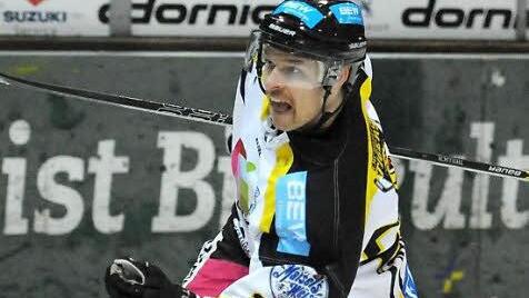 Dennis Thielsch jubelt nach seinem Ausgleich zum 1:1. Es dauerte bis ins Schlussdrittel, ehe der EHC Bayreuth gegen den EC Pfaffenhofen seine drückende Überlegenheit auch in die entscheidenden Tore ummünzen konnte. Das zweite Spiel der Serie steigt am Freitag. Foto: Mularczyk