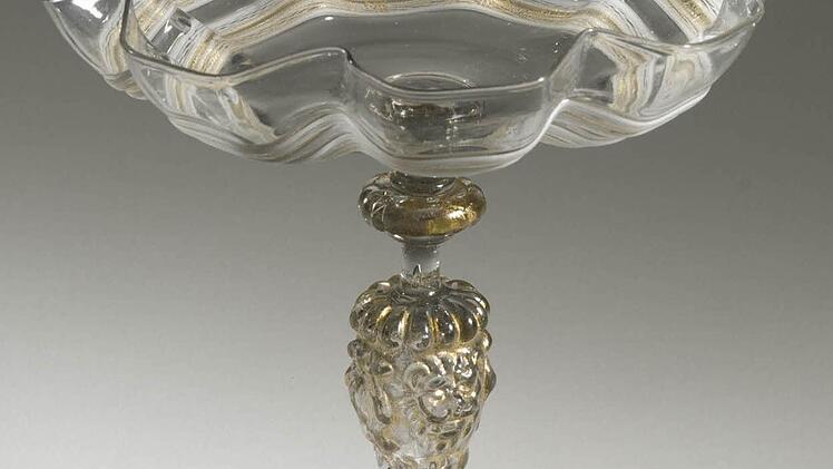 "Tazza", Venedig, datiert zuwischen 1550 und 1599 (entfärbte Glasmasse, rot-blau-weißes Filigranmuster an Fuß, Stiel und SchalenbodenFoto: Kunstsammlungen Veste Coburg / Lutz Naumann