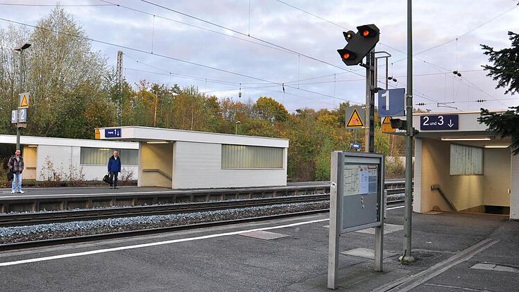 Bürgermeister Günther Werner berichtete in der Sitzung des Seniorenbeirats der Stadt Haßfurt, dass die Bahn jetzt auch darüber nachdenke, am Bahnhof in Haßfurt eventuell eine Brücke mit Aufzügen über die Gleise zu errichten.