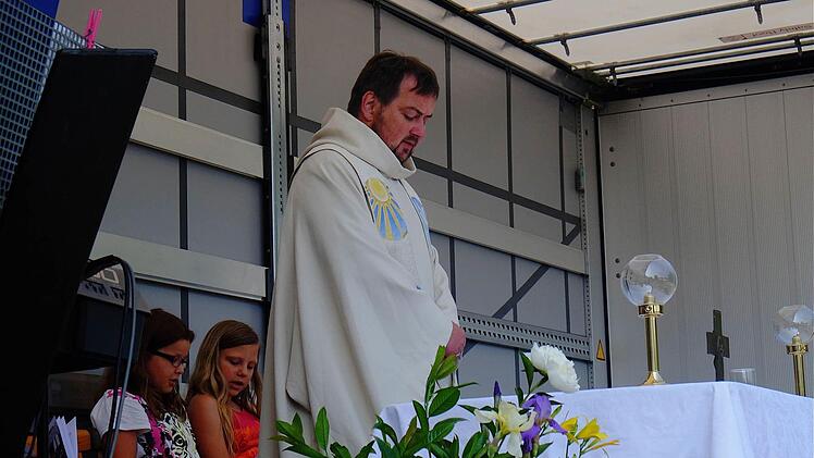 Pfarrer Michael Erhart hält die Messe.Foto: Gerd Schaar
