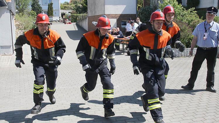 Und Action! Bilder vom Erwachsenenleistungsmarsch der oberfränkischen Feuerwehren in Großheirath (Landkreis Coburg). Fotos: Michael Stelzner
