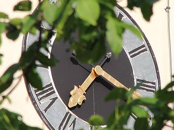 Die Kirchturmuhr und die Glockenanlage im Kirchturm der katholischen Kirche müssen von der politischen Gemeinde Gemeinde Rannungen unterhalten werden. Foto: Dieter Britz