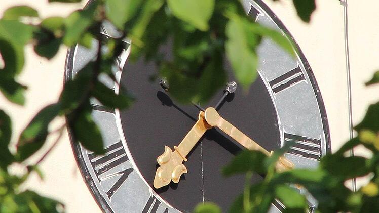 Die Kirchturmuhr und die Glockenanlage im Kirchturm der katholischen Kirche müssen von der politischen Gemeinde Gemeinde Rannungen unterhalten werden. Foto: Dieter Britz