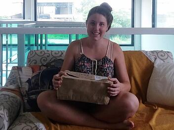 Franziska Schubert feierte Weihnachten weit weg von ihrer Familie in Brasilien. Hier packt sie gerade ein Paket aus, das sie von ihrer Familie aus Ebenhausen bekommen hat.  Fotos: Franziska Schubert/Selbstauslöser