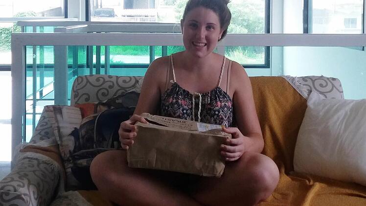 Franziska Schubert feierte Weihnachten weit weg von ihrer Familie in Brasilien. Hier packt sie gerade ein Paket aus, das sie von ihrer Familie aus Ebenhausen bekommen hat.  Fotos: Franziska Schubert/Selbstauslöser