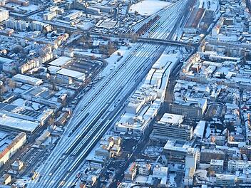 Lückenschluss der Hochgeschwindigkeitsstrecke: Die Bahnlinie durchschneidet das Stadtgebiet der Länge nach.  Foto: Ronald Rinklef