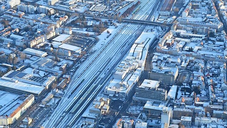 Lückenschluss der Hochgeschwindigkeitsstrecke: Die Bahnlinie durchschneidet das Stadtgebiet der Länge nach.  Foto: Ronald Rinklef
