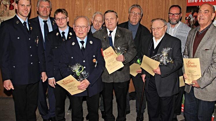 Anton Gerstenkorn, Vorsitzender des Feuerwehrvereins, Bürgermeister Jürgen Hennemann und David Pfeufer (von links) ehrten (weiter von links) die langjährigen Mitglieder der Feuerwehr Ebern, Konrad Vetter, Kurt Ankenbrand, Josef Landvogt, Helmut Kern, Franz Baum, Dietmar Hofmann und Helmut Schumacher.