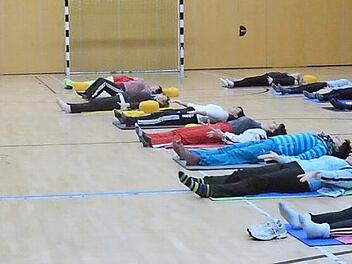 Der BLSV-Kreislehrgang "Yoga" begann mit Übungen für tiefste Entspannung. Foto: K.- H. Hofmann