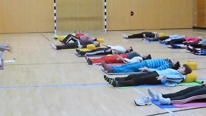 Der BLSV-Kreislehrgang "Yoga" begann mit Übungen für tiefste Entspannung. Foto: K.- H. Hofmann