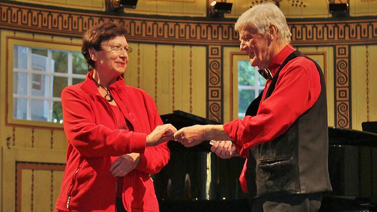 Zauberer Joachim Bell und Marion Kröner, seine Assistentin aus dem Publikum. Werner Vogel