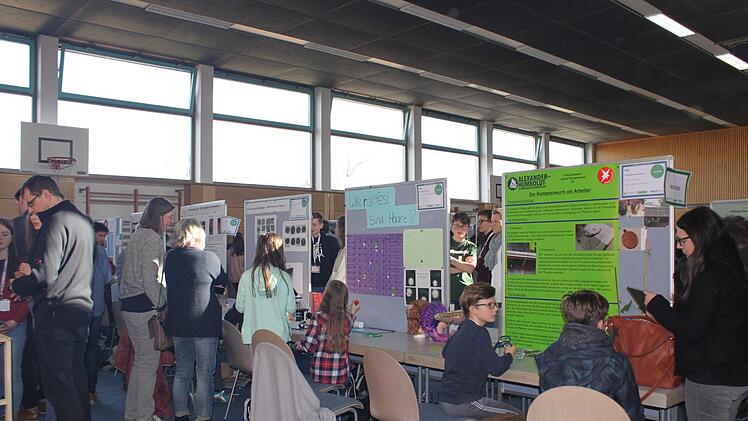 Full House im Schulzentrum Haßfurt. 75 Projekte waren in der Turnhalle aufgebaut.