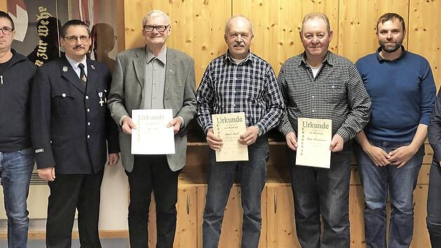 Zu sehen, von links, Zweiter Vorstand Daniel Doriat, Kommandant Hubert Schmidt, Georg Förner, Heinrich Hatzold, Johannes Motschenbacher, Vorstand Norbert Seibold und Bürgermeisterin Sigrid Reinfelder Foto: p