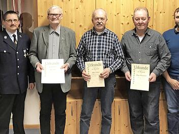 Zu sehen, von links, Zweiter Vorstand Daniel Doriat, Kommandant Hubert Schmidt, Georg F&ouml;rner, Heinrich Hatzold, Johannes Motschenbacher, Vorstand Norbert Seibold und B&uuml;rgermeisterin Sigrid Reinfelder Foto: p