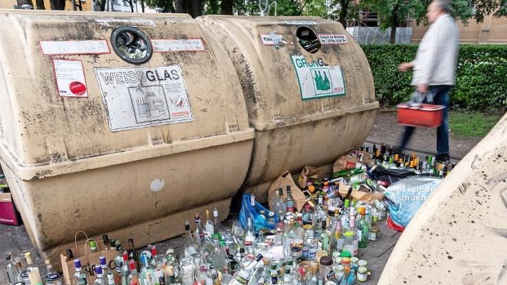 Gerade bei Glasabfällen hat das Aufkommen in der Pandemie stark zugenommen.  Foto: Peter Kneffel, dpa