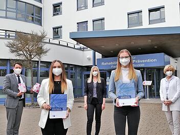 Die beiden Azubis Julia Kisler (vorne links) und Svenja Stöhr) wurden von Vorstand Alexander Zugsbradl (hinten links), Ausbilderin Franziska Braun und Personalleiterin Anette Steigerwald ins Berufsleben entlassen.Foto: Sigismund von Dobschütz