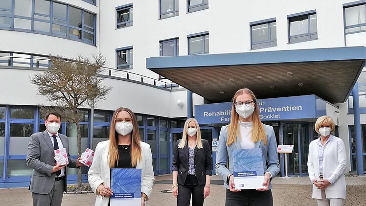 Die beiden Azubis Julia Kisler (vorne links) und Svenja Stöhr) wurden von Vorstand Alexander Zugsbradl (hinten links), Ausbilderin Franziska Braun und Personalleiterin Anette Steigerwald ins Berufsleben entlassen.Foto: Sigismund von Dobschütz