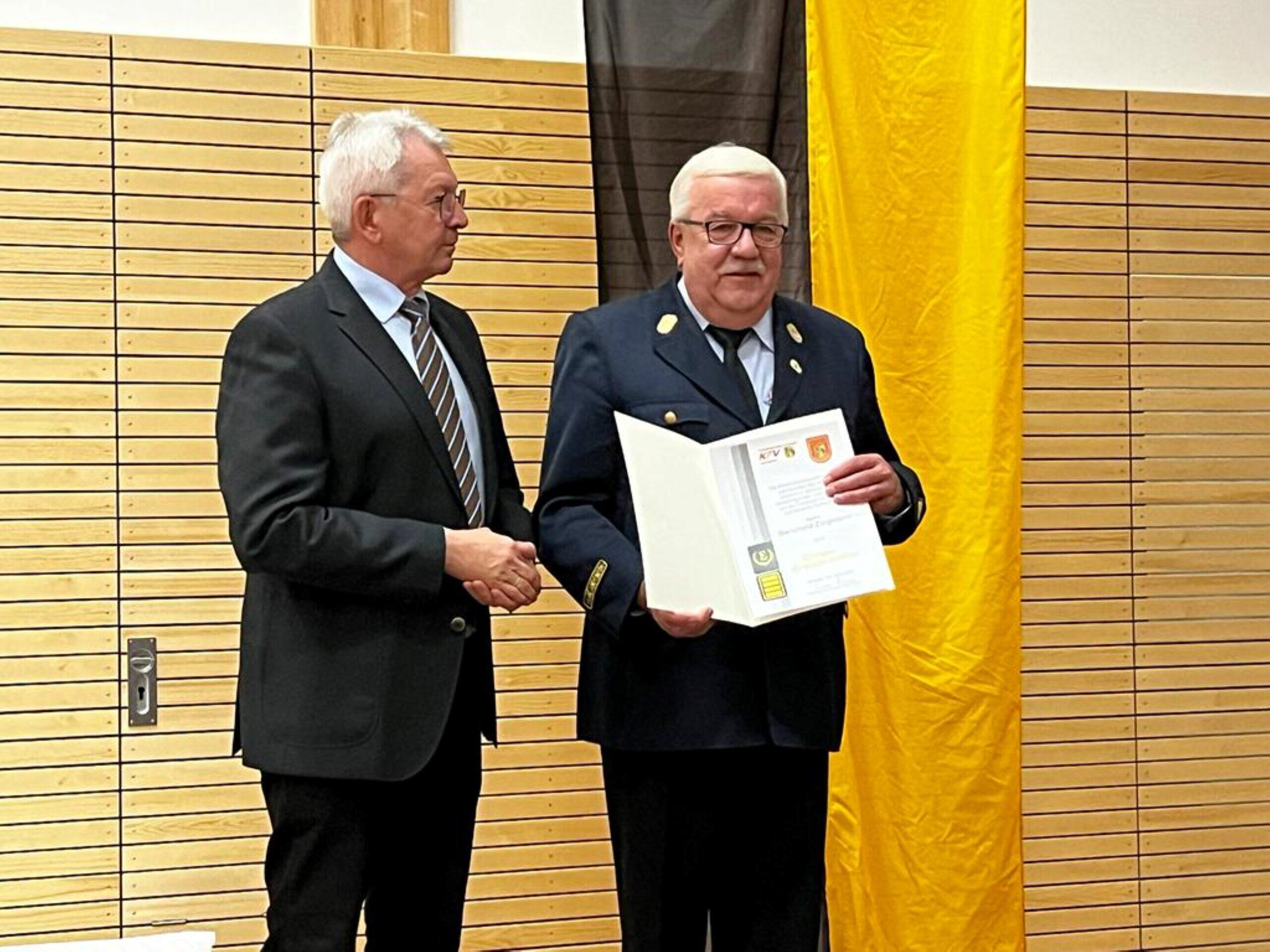 Bamberg Langjähriger Kreisbrandrat Bernhard Ziegmann verabschiedet