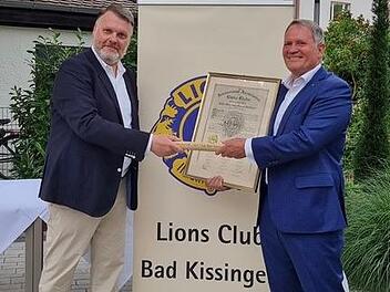 „Lions- Präsidenten- Staffelübergabe“: Lars Streiberger (links) übergibt das Amt des Lions-Präsidenten an Horst Waldner.