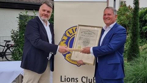 „Lions- Präsidenten- Staffelübergabe“: Lars Streiberger (links) übergibt das Amt des Lions-Präsidenten an Horst Waldner.
