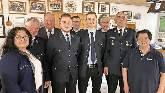 Auf dem Bild von links: Dritte B&uuml;rgermeisterin Tanja Friedrich, bisheriger 2. Kommandant Roland Scherm, Zweiter B&uuml;rgermeister Klaus Amschler, KBM Stefan Heidenreich, neuer 1. Kommandant Simon Thau, bisheriger 1. Kommandant Thomas Thau, KBI Siegfri...