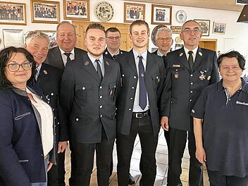 Auf dem Bild von links: Dritte Bürgermeisterin Tanja Friedrich, bisheriger 2. Kommandant Roland Scherm, Zweiter Bürgermeister Klaus Amschler, KBM Stefan Heidenreich, neuer 1. Kommandant Simon Thau, bisheriger 1. Kommandant Thomas Thau, KBI Siegfri...