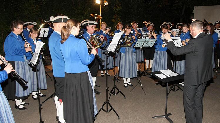 Den Abschluss des Kameradschaftsabend bildete die  Militärzeremonie der "Serenade". Dabei spielte das Blasorchester Ebern unter Leitung von Christian Reder (rechts) auf.