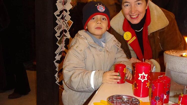Der kleine Leo gestaltete mit Hilfe von Clubmitglied Sieglinde Spindler-Thiele seine eigene Adventskerze.