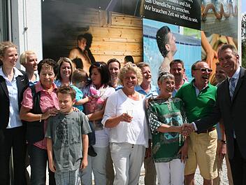 Freudiger Moment: Das Team und Oberbürgermeister Müller begrüßen die einmillionsten Besucher. Foto: Sabine Paulus