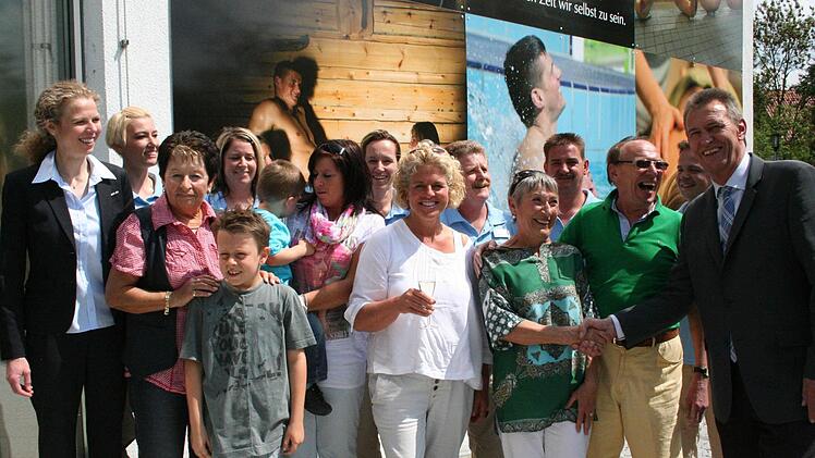 Freudiger Moment: Das Team und Oberbürgermeister Müller begrüßen die einmillionsten Besucher. Foto: Sabine Paulus