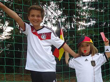Tor für Deutschland! Kevin (11) und Karina (4) aus Vestenbergsgreuth glauben fest an den Sieg der deutschen Mannschaft.  Foto: privat