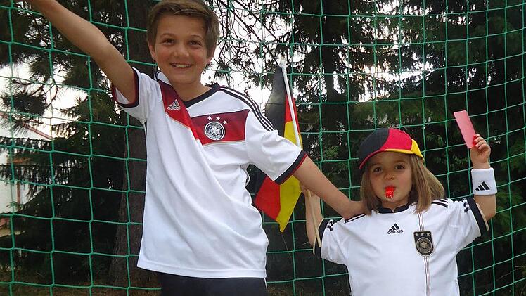 Tor für Deutschland! Kevin (11) und Karina (4) aus Vestenbergsgreuth glauben fest an den Sieg der deutschen Mannschaft.  Foto: privat