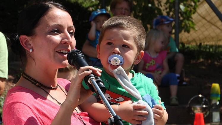 Kindergarten-Chefin Alexandra Wirth bedankt sich bei den Helfern mit Klein-Leon auf dem Arm. Foto: Ulrike Müller