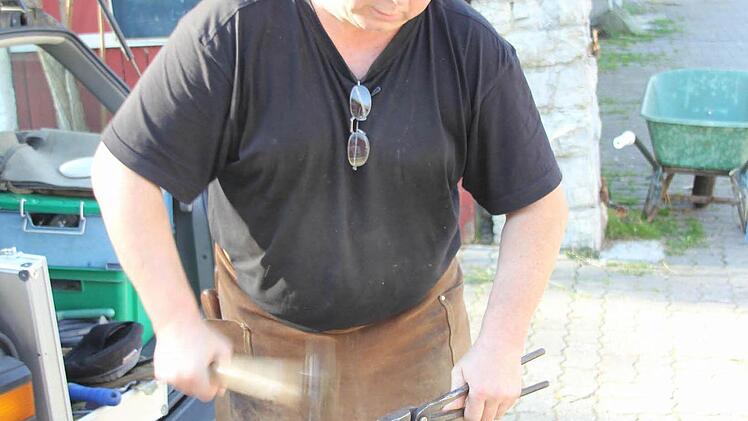 Karsten Meyer formt das Hufeisen mit gezielten Hammerschlägen.