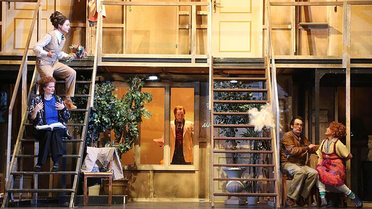 Turbulenter Bühnenspaß: Szene aus "Der nackte Wahnsinn" am Landestheater Coburg.Foto: Henning Rosenbusch