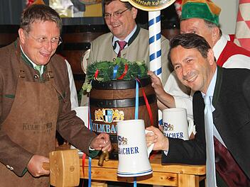 OB Schramm (links) hat das Probefass ohne Probleme angezapft. Finanzvorstand Otto Zejmon (rechts) nimmt gleich einen Schluck. Foto: Jürgen Gärtner