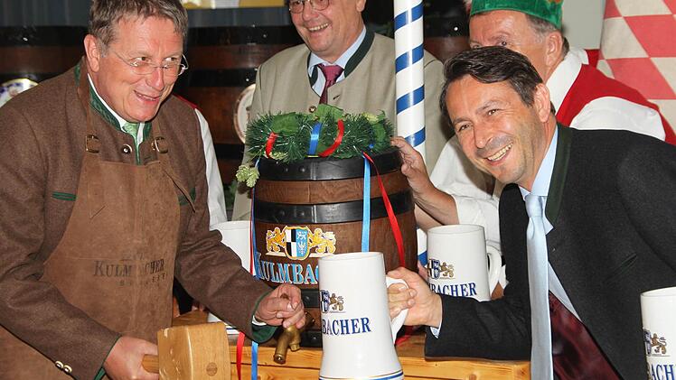 OB Schramm (links) hat das Probefass ohne Probleme angezapft. Finanzvorstand Otto Zejmon (rechts) nimmt gleich einen Schluck. Foto: Jürgen Gärtner