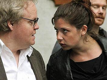 Dr. Jekyll (Stephan Bach) mit seiner Freundin Linda Gagner (Elena Weber). Im Hintergrund Urs Ebersberger (Benjamin Bochmann)  Foto: Werner Lorenz