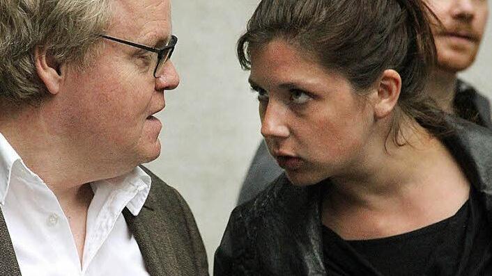 Dr. Jekyll (Stephan Bach) mit seiner Freundin Linda Gagner (Elena Weber). Im Hintergrund Urs Ebersberger (Benjamin Bochmann)  Foto: Werner Lorenz