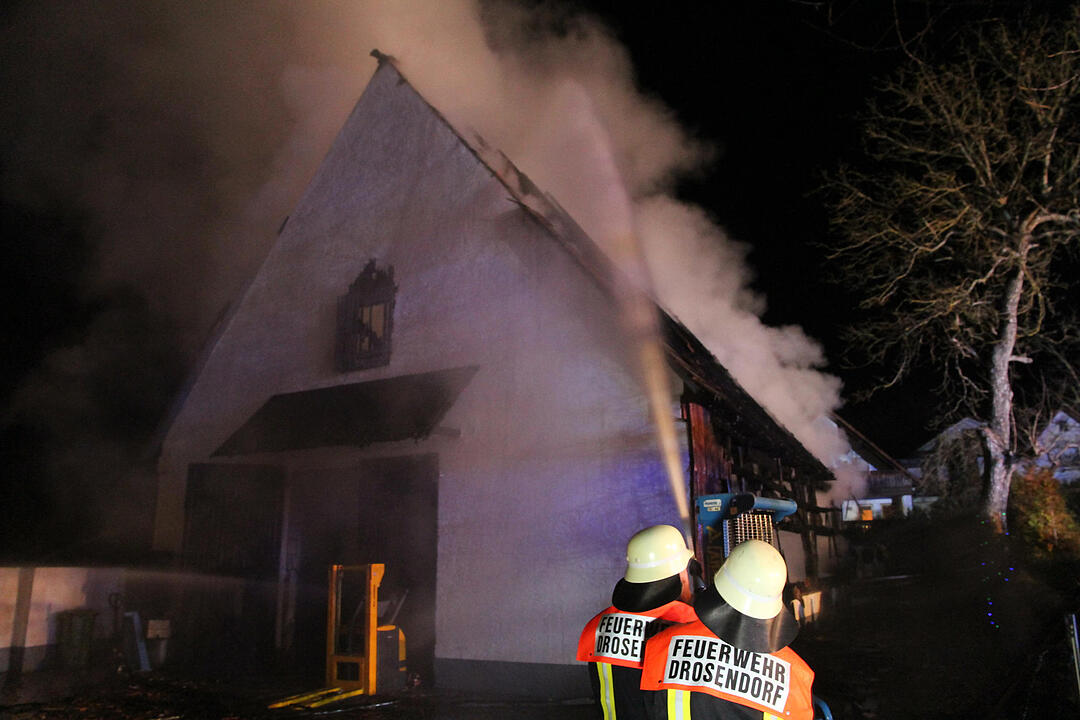Scheune in der Silvesternacht niedergebrannt - Silvesterrakete vermutlich brandursŠchlich