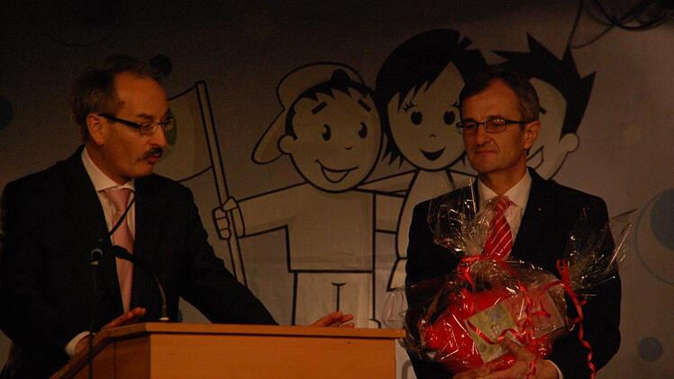 "In die Jugend investiertes Geld ist gutesGeld" - Stephan Ringwald (VR-Bank Oberfranken Mitte) und Harry Wei&szlig; (SparkasseKulmbach-Kronach) bekr&auml;ftigten die Zusammenarbeit mit dem Kreisjugendring auchf&uuml;r die Zukunft.Uschi Prawitz