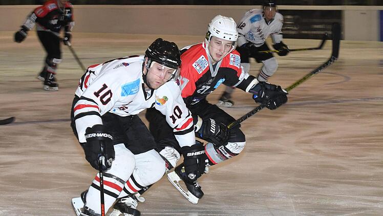 Unser Bild zeigt Kissingens Alexei Zaitsev (hinten) im Laufduell mit Dingolfings Daniel Schickaneder. Laut Vorstand Michael Rosin sind für das Heimspiel gegen Freising alle Wölfe fit.Hopf